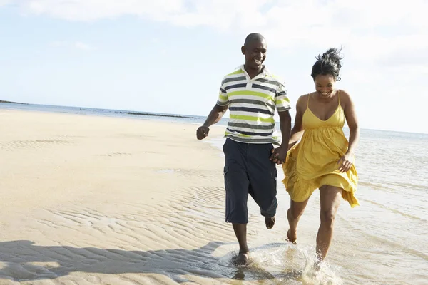 Romántica Pareja Joven Corriendo Largo Costa Playa Sosteniendo Las Manos —  Fotos de Stock