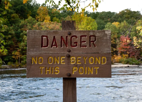 Holzbemaltes Gefahrenschild Durch Reißenden Fluss — Stockfoto