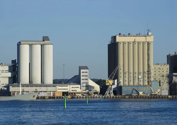 工业港口 有储存水泥和谷物的筒仓 — 图库照片