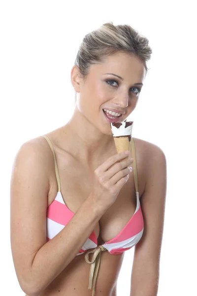 Modelo Liberado Mujer Joven Con Bikini Top Comer Helado Cornet — Foto de Stock