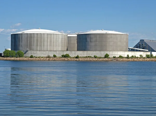 海岸近くに建てられた3つの円形産業タンク — ストック写真