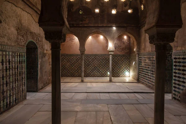 스페인 안달루시아 그라나다입니다 궁전에서 아랍어 욕실의 인테리어 — 스톡 사진