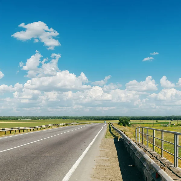 Estrada Asfalto Para Horizonte Nublado — Fotografia de Stock