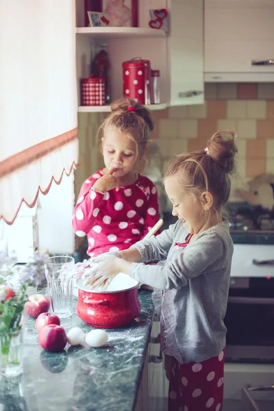 Anos Idade Gêmeos Cozinhar Torta Férias Cozinha Casual Estilo Vida — Fotografia de Stock