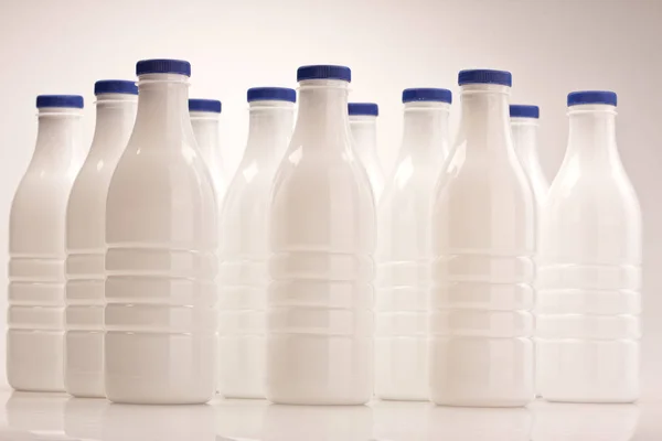 Σειρά Τροφίμων Λευκό Γάλα Πλαστικό Μπουκάλι Πάνω Από Λευκό — Φωτογραφία Αρχείου