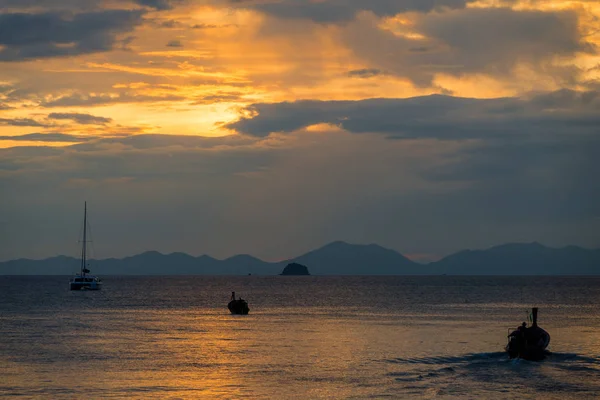 Günbatımı Andaman Denizi Güneş Batmadan Dağların Arkasında Mavi Bulutlar Üzerinde — Stok fotoğraf