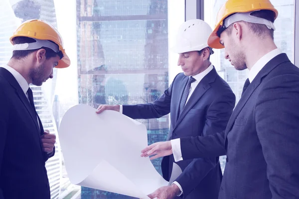 Empresarios Equipo Arquitectos Proyecto Construcción Planificación Oficinas Con Edificios Oficinas — Foto de Stock