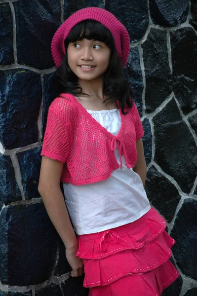 Aranyos Ázsiai Lány Visel Rózsaszín Kalap — Stock Fotó