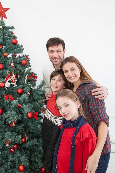 Familia Feliz Lado Del Árbol Navidad — Foto de Stock