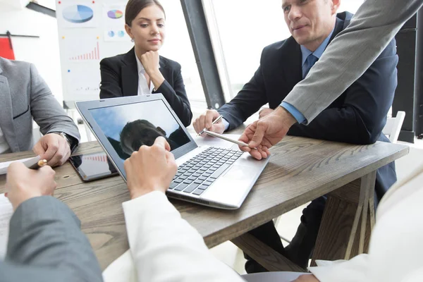 Zakenmensen Vergaderruimte Die Samen Een Laptop Scherm Kijken — Stockfoto