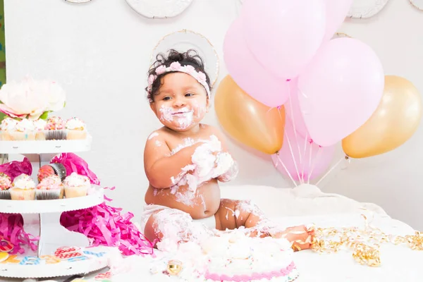 Jeune Fille Bebe Fete Son Premier Anniversaire Avec Gateau Photographie Yayimages C Jeune Fille Bebe Fete Son Premier Anniversaire Avec Gateau Photographie Yayimages C