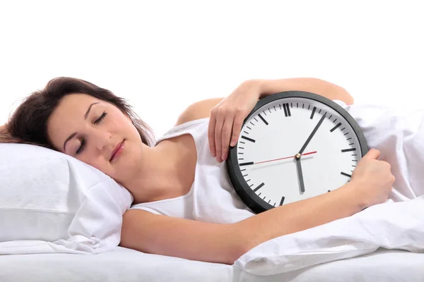 一个年轻女子睡在她的怀里的时钟 全部在白色背景上 — 图库照片