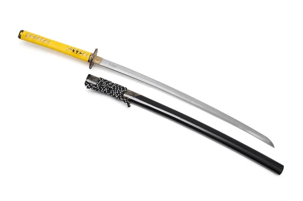 Japanisches Schwert Und Scheide Auf Weißem Hintergrund Umwickelt Von Gelbem — Stockfoto