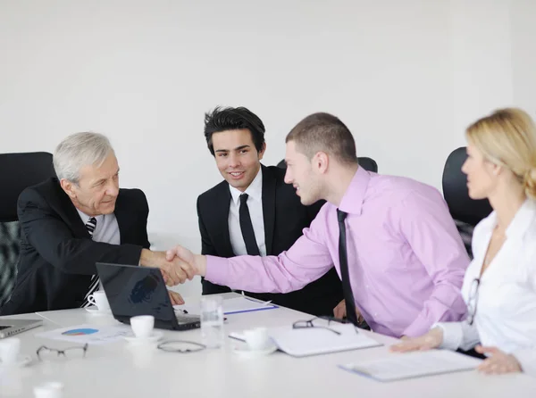 Geschäftsleute Team Bei Einem Meeting Einer Hellen Und Modernen Büroumgebung — Stockfoto