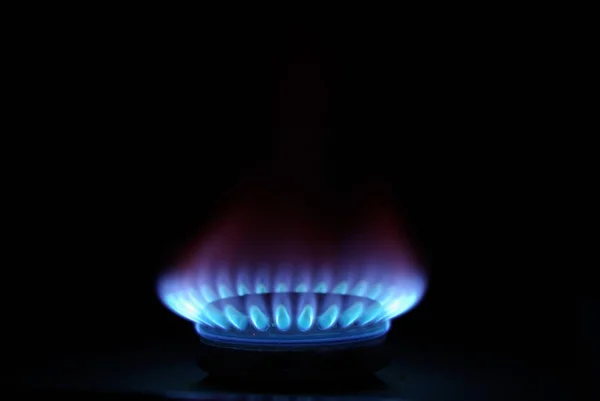 暗闇の中のガスストーブの青い炎 — ストック写真