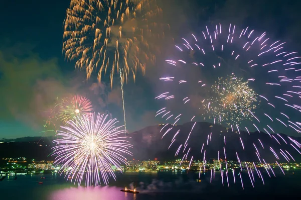 Tre Grandi Fuochi Artificio Esplodono Dopo Essere Stati Lanciati Una — Foto Stock