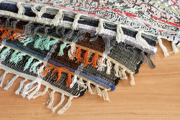 Selbstgesponnene Matte Aus Farbigen Bändern Auf Einem Fußboden — Stockfoto