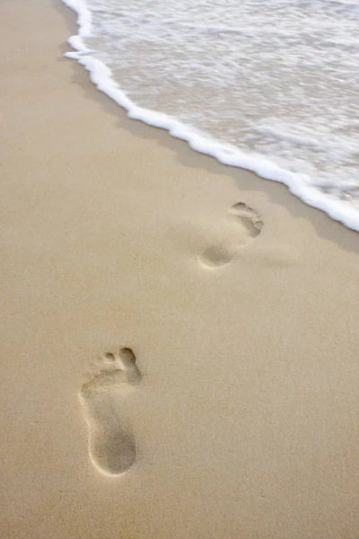 Dos Huellas Una Playa Que Conduce Mar — Foto de Stock