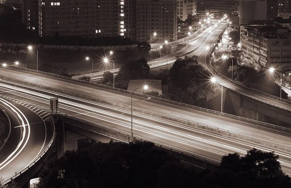 Scena Nocna Wymiany Ruchu Nowoczesnym Mieście Samochodami Światła Ciemnymi Budynkami — Zdjęcie stockowe