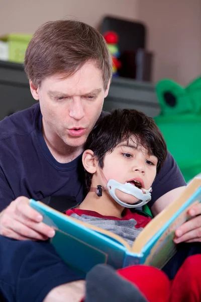 Père Lecture Livre Avec Fils Handicapé — Photo