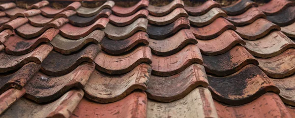 Stary Dach Pokryty Pomarańczowymi Płytkami — Zdjęcie stockowe