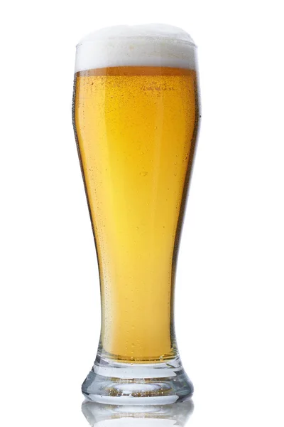 Nové Sklenice Piva Pěnou Kondenzované Vody Perly Izolovaných Bílém Pozadí — Stock fotografie