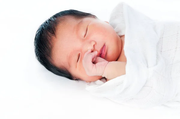 Retrato Bebê Recém Nascido Dormindo Graciosamente Sobre Fundo Branco — Fotografia de Stock