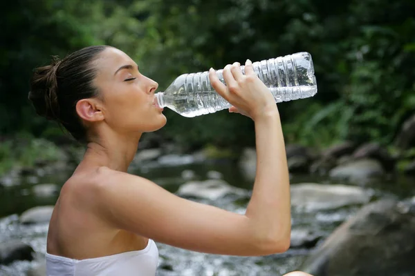 Женщина Пьет Воду Открытом Воздухе — стоковое фото