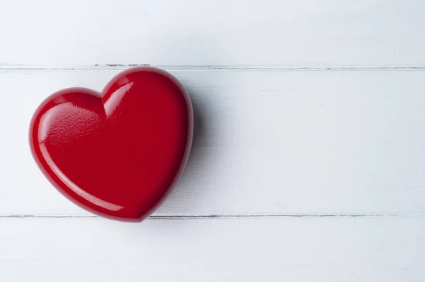 Corazón Rojo Sobre Fondo Madera Blanca Concepto Amor San Valentín — Foto de Stock