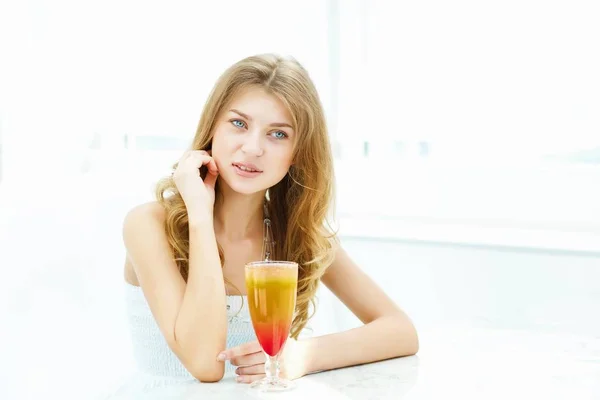 Joven Hermosa Mujer Con Vaso Bebida Sentado Café — Foto de Stock