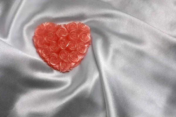 Κερί Σχήμα Καρδιάς Λευκό Σατέν Χώρο Για Κείμενο — Φωτογραφία Αρχείου