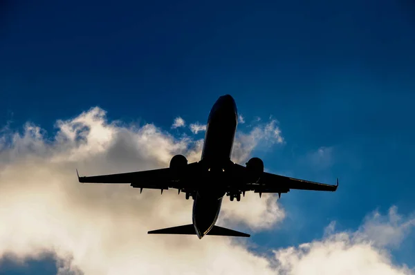 Silueta Avión Aterrizando Cielo Nocturno —  Fotos de Stock