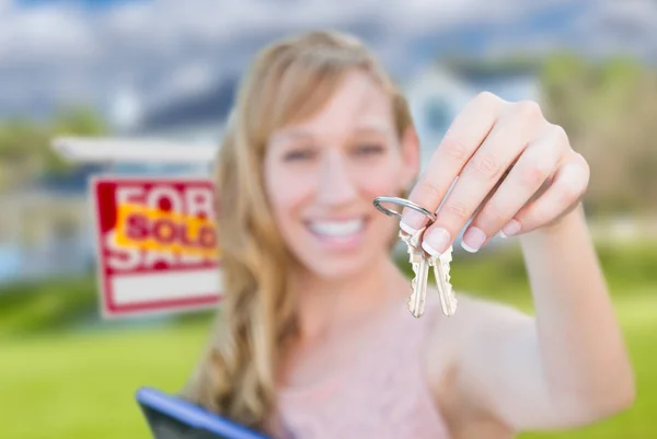 Excited Woman Holding House Keys Sold Real Estate Sign Front — Stock Photo, Image