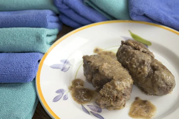 Rindfleischbällchen Der Weißweinsoße Mit Frischem Basilikum — Stockfoto