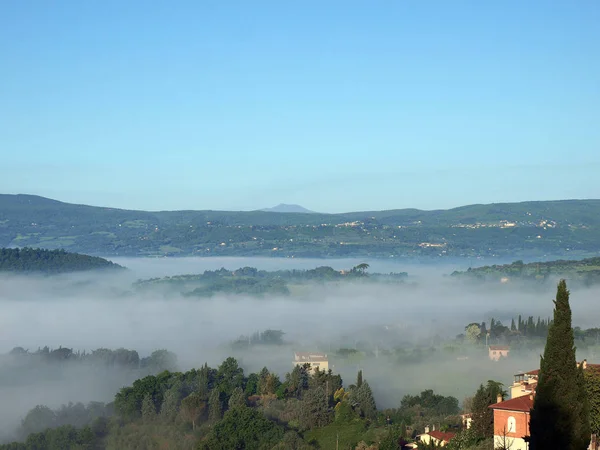 Fabulosa Paisagem Manhã Nebulosa Toscana Vale Entre Montepulciano Chiusi — Fotografia de Stock