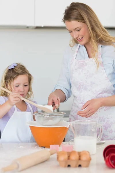 Mãe Ensinando Filha Fazer Biscoitos Balcão Cozinha — Fotografia de Stock