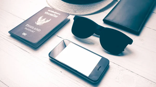 Gafas Sol Sombrero Teléfono Inteligente Pasaporte Sobre Mesa Blanca Estilo — Foto de Stock