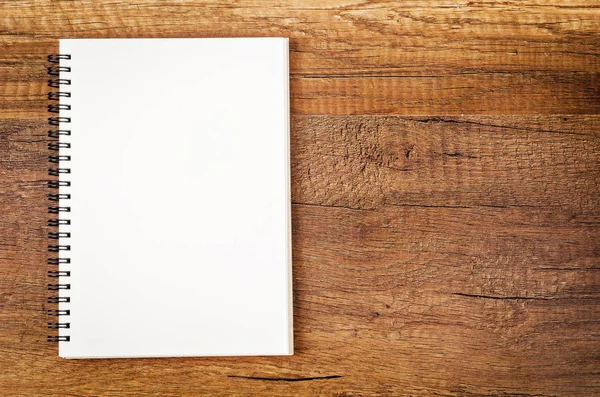 Cuaderno en blanco listo para escribir sobre fondo de madera fotos de  stock, imágenes de Cuaderno en blanco listo para escribir sobre fondo de  madera sin royalties | Depositphotos