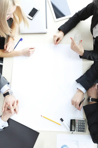 Gente Negocios Sentada Mesa Con Dispositivos Electrónicos Reunión — Foto de Stock