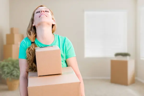 Mujer Adulta Joven Cansada Sosteniendo Cajas Móviles Una Habitación Vacía — Foto de Stock