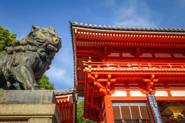 Estatua León Santuario Yasaka Jinja Kyoto Japón — Foto de Stock