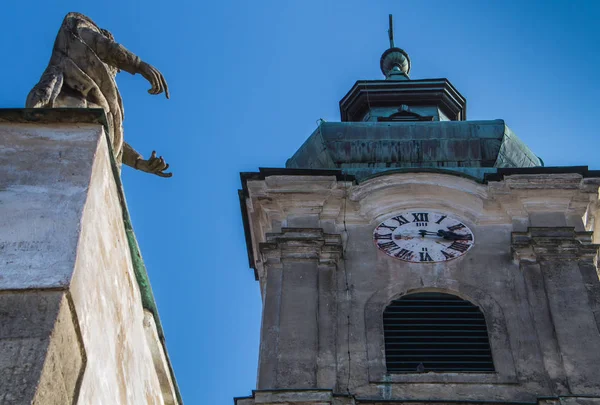 Estatua Santo Una Torre Con Relojes Iglesia Santa Cruz Devin — Foto de Stock