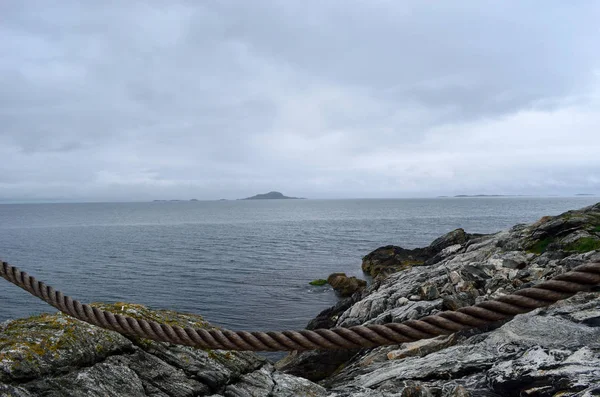 Vista Mar Abierto Día Nublado Círculo Ártico Con Cuerda Guardia —  Fotos de Stock
