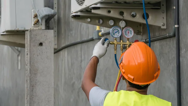 Technicien Vérifie Unité Climatiseur Extérieur — Photo