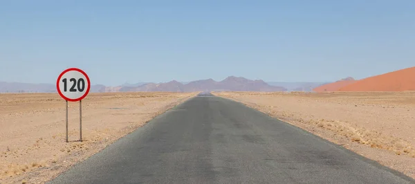 Segnale Limite Velocità Una Strada Deserta Della Namibia Limite Velocità — Foto Stock