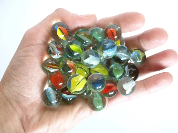 Hand Holding Gekleurd Glas Marmer Gebieden Speelgoed — Stockfoto