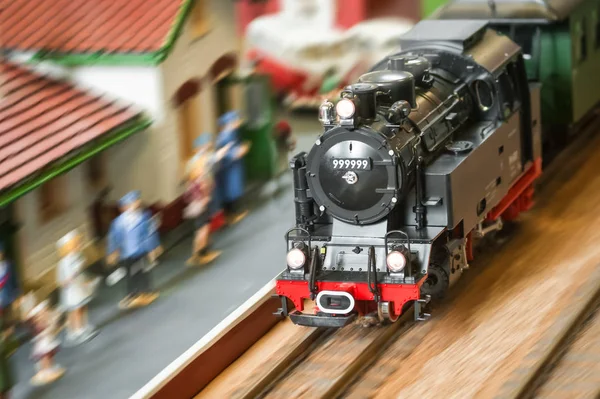 Ατμομηχανή Σιδηροδρόμου Μοντέλο Ατμού Ψεύτικο Αριθμό Επιτάχυνση Μέσω Ενός Σταθμού — Φωτογραφία Αρχείου