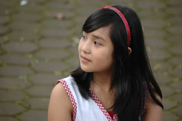 Kis Ázsiai Lányt Keres Valamit — Stock Fotó
