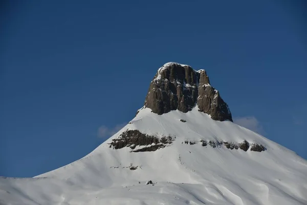 Mountaint 冬季景观自然与树和新鲜的雪 — 图库照片