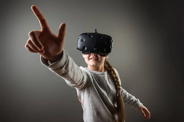 Gelukkig Klein Meisje Met Behulp Van Een Virtual Reality Headset — Stockfoto
